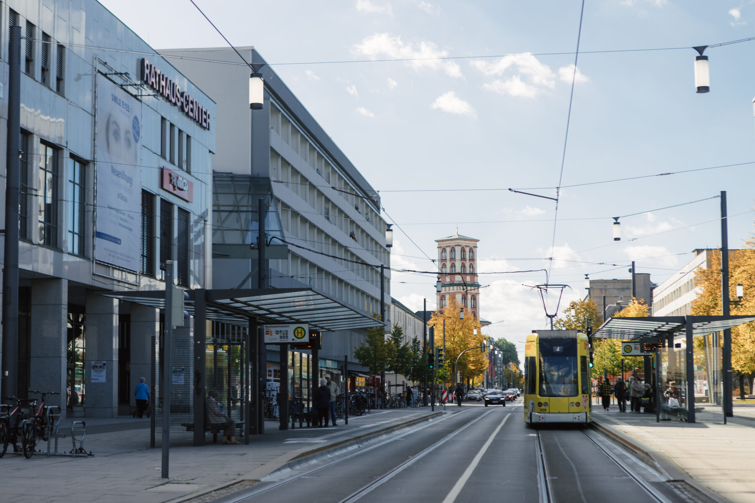 Kavalierstraße in Dessau mit Blick auf die Straßenbahn