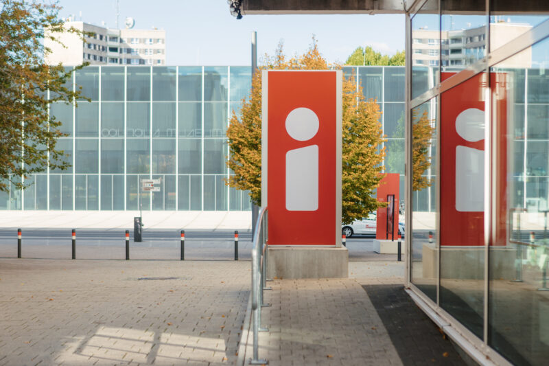 Großes I als Pillon vor der Tourist-Information in Dessau